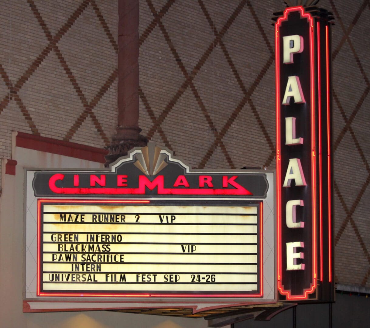 A sign for the palace theater in hollywood.